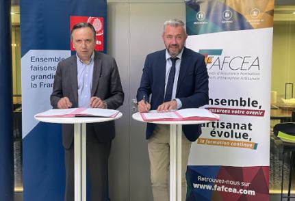 Michel Yahiel et Guillaume Dartois signent la convention d'abondement entre la Caisse des Dépôts et le FAFCEA